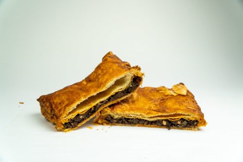 Empanada de morcilla con cebolla confitada y queso de cabra