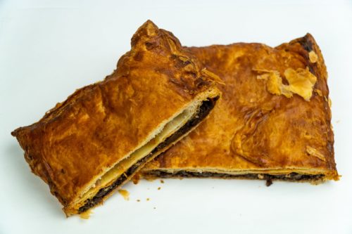 Empanada de morcilla con cebolla confitada y queso de cabra - Imagen 2